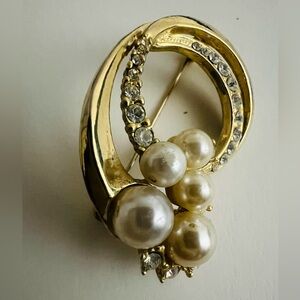 Vintage Gold Tone Faux Pearl Rhinestone Circle Brooch Pin Mid Century Jewelry